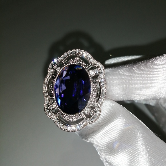Tanzanite Swarovski Crystals Cocktail Ring - Picture 4 of 8